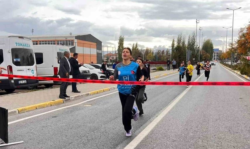Tomarza’da 29 Ekim Cumhuriyet Kupası atletizm yarışları heyecanı