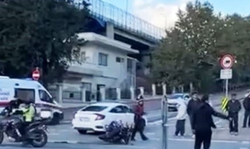 Beyoğlu'nda otomobil ve motosiklet çarpıştı, bir kişi yaralandı