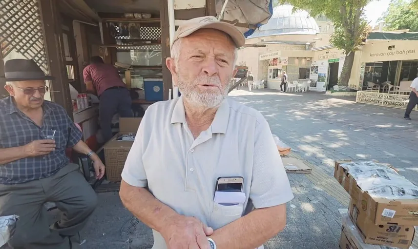 47 yıl sonra iş yerini kapatan esnaf kuşlarını unutmadı