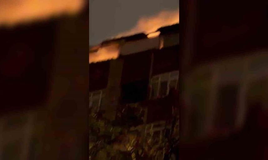 Kağıthane'de gece yarısı yangın felaketi: Çatı alev alev yandı
