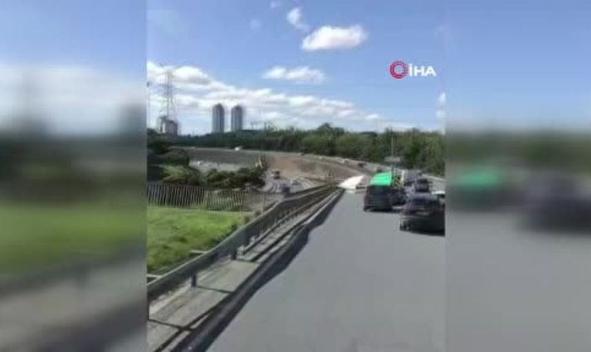 Esenler'de damperi açık kamyon, tabelalara çarparak kazaya neden oldu