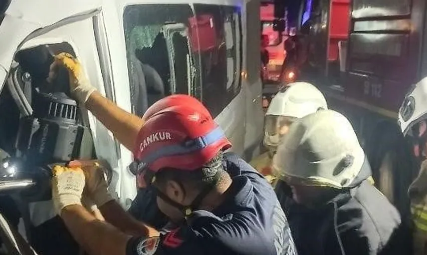 Hatay'da işçi servisi tırla çarpıştı: 1 kişi hayatını kaybetti, 15 yaralı