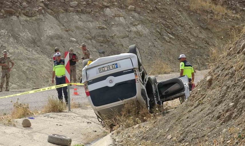 Kilis'te kamyon ve hafif ticari araç çarpıştı, 3 kişi ağır yaralandı