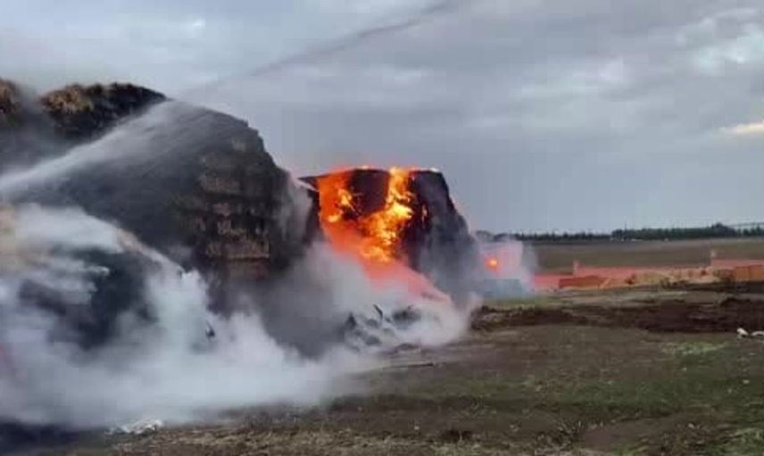 Yıldırım düşmesi sonrası 500 ton saman balyası yandı