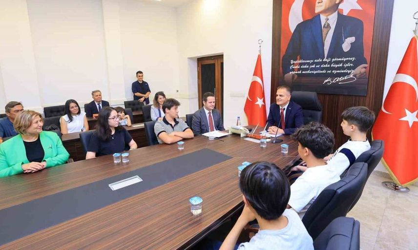 Muğla valisi dr. İdris akbıyık, lgs şampiyonlarını altınla ödüllendirdi