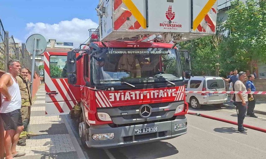Maltepe'de elektrikli araç yangınında alevler kısa sürede yayıldı