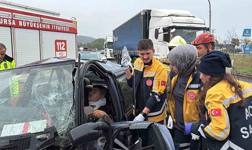 Bursa-Yalova yolunda kamyonla otomobil çarpıştı: 2 kişi yaralandı