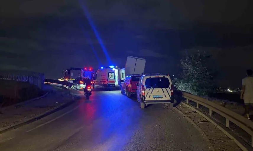 Gebze'de tır bariyerleri aştı, sürücü kayıplara karıştı