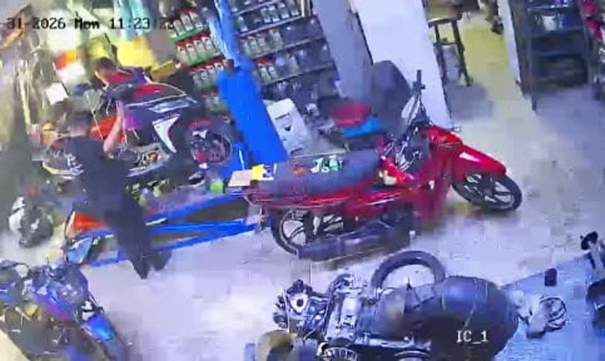 Kula'daki motosiklet tamirhanesinde alev alan motoru müşterinin ilginç müdahalesi söndürdü