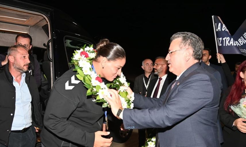 Avrupa şampiyonu boksör havvanur kethüda, memleketi trabzon'da büyük bir coşkuyla karşılandı