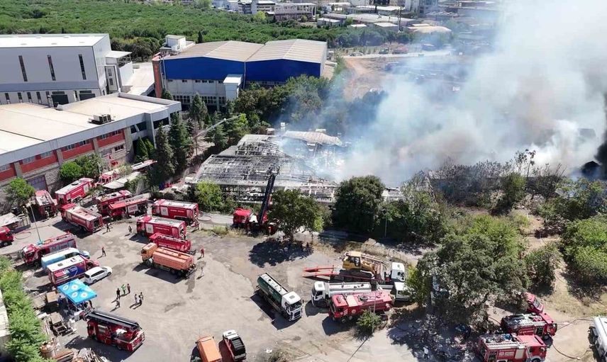 Tuzla'daki kimyasal fabrikada çıkan yangın kontrol altına alındı