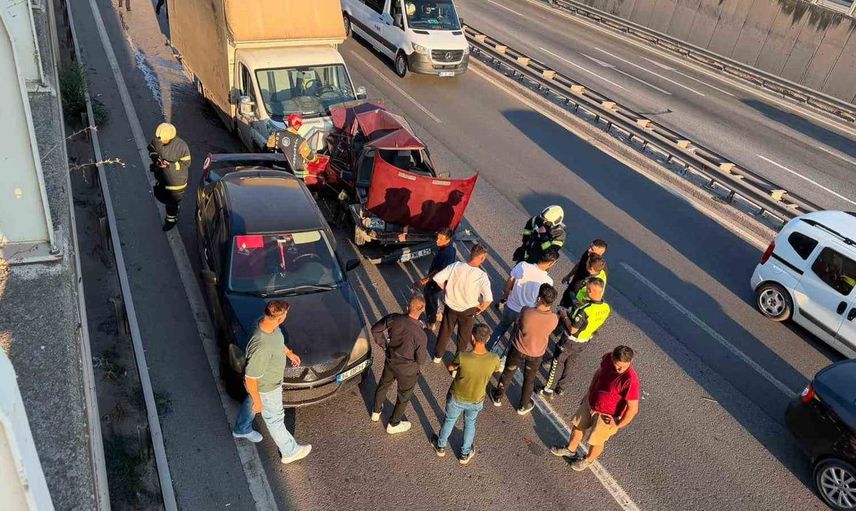 Kocaeli'de üç araçlı kaza sonrası sürücüler şans eseri kurtuldu