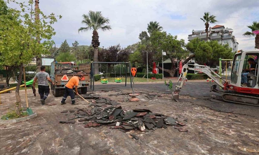 Marmaris'te park yenileme çalışmaları kapsamında 16 alan modernleşiyor