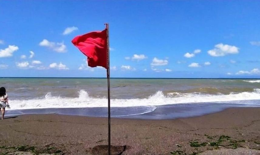Akçakoca’da olumsuz hava koşulları nedeniyle denize girilmemesi kararı