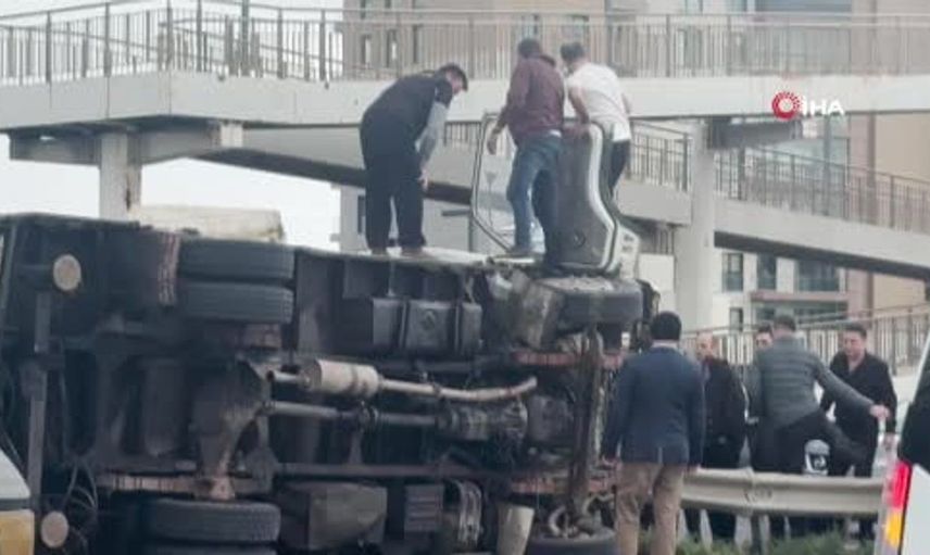 Beylikdüzü'nde kaygan yolda kamyon devrildi: Sürücü hastaneye kaldırıldı