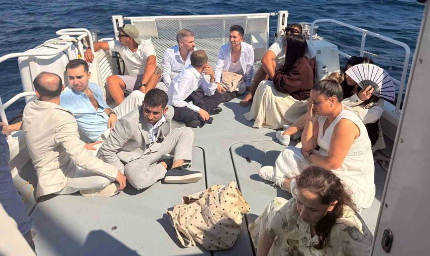 Milas açıklarında yelkenli teknede düzensiz göçmenlere baskın: 14 kişi yakalandı