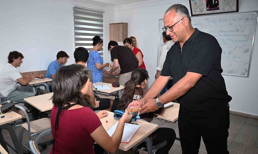 Kemer'de üniversite adaylarına tatlı sürpriz