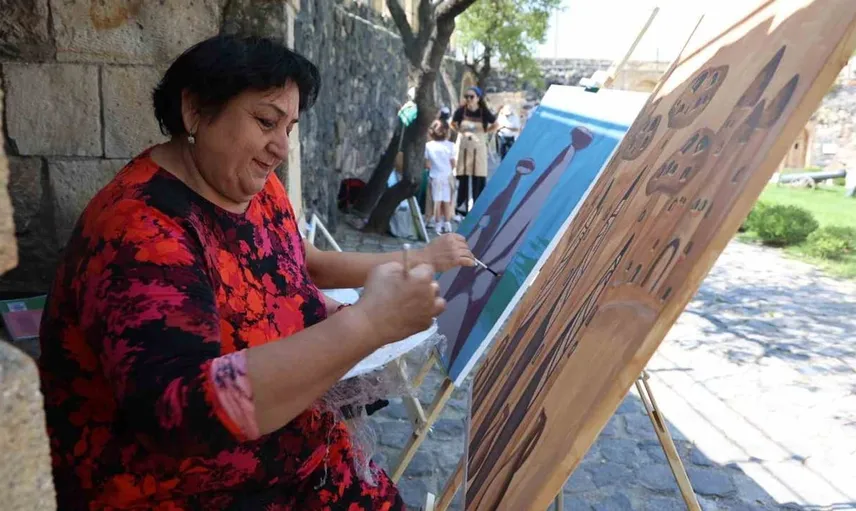 Kapadokya'nın eşsiz manzaraları uluslararası sanatçılarla resmedildi