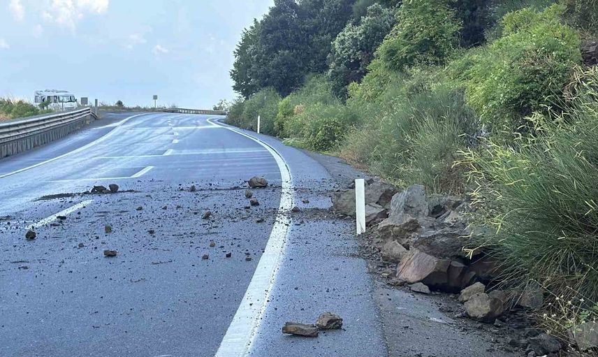 Alaplı-Akçakoca yolunda meydana gelen heyelan ulaşımı olumsuz etkiledi