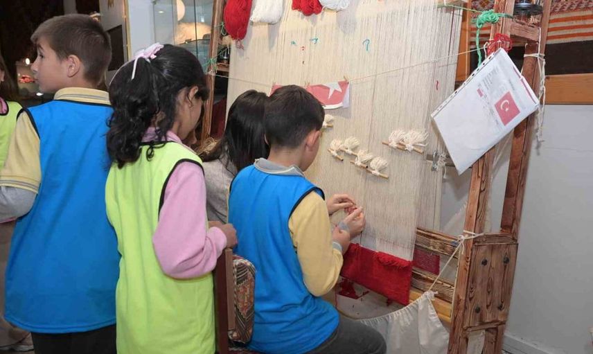 Isparta'da ziyaretçiler Türk bayrağı halısına ilmek atıyor