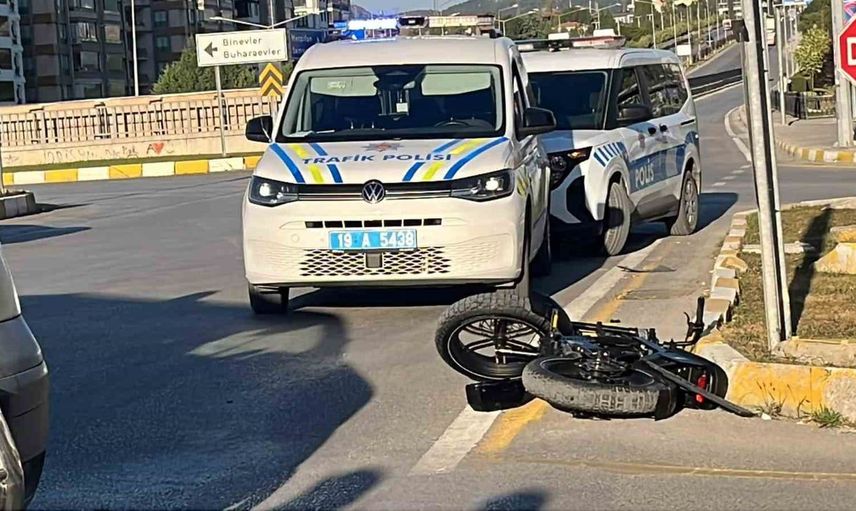 Çorum'da minibüs elektrikli bisikletli çocuğa çarptı: Yaralı hastanede