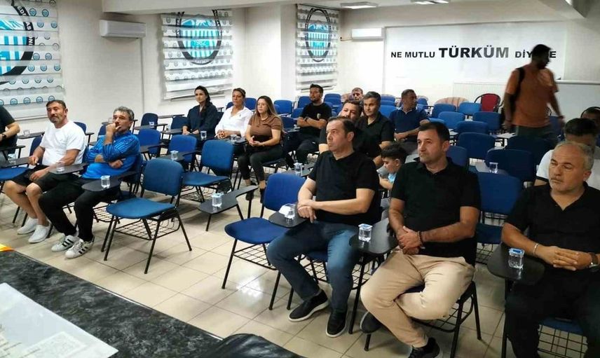 Kayseri'de amatör futbol kulüpleri için yeni oyun kuralları eğitimi gerçekleştirildi