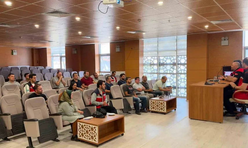 Kütahya'da kanatlı işletmelerine biyogüvenlik eğitimi verildi