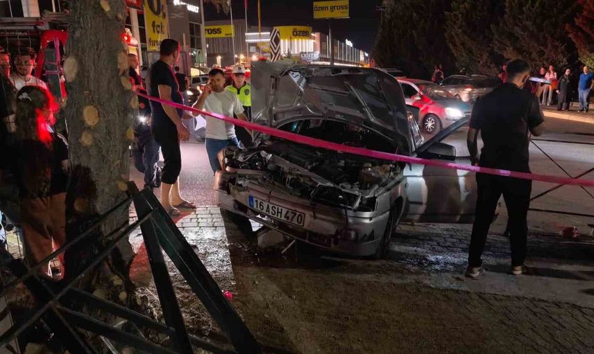 İnegöl'de kontrolden çıkan otomobil beton direğe çarptı: Sürücü hastaneye kaldırıldı