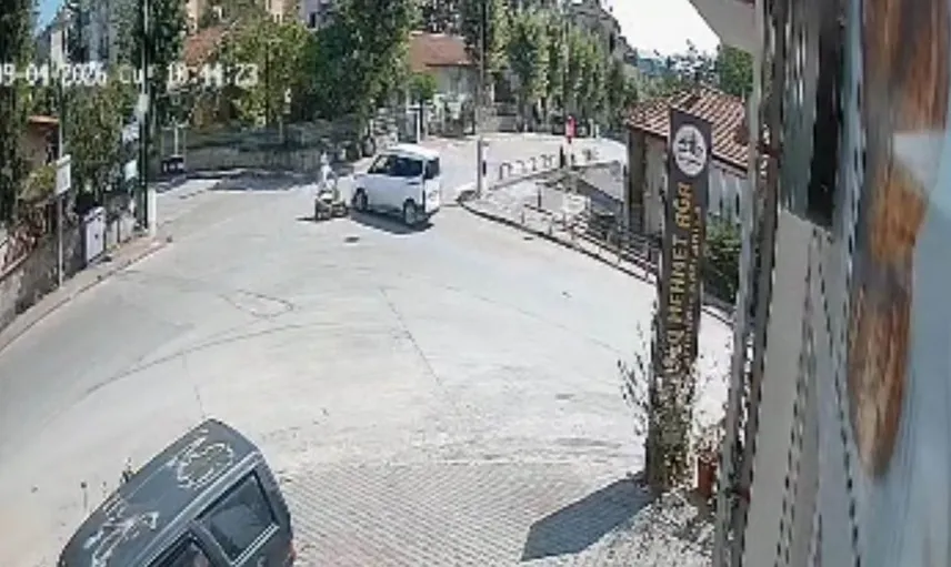 Karabük'te motosiklet ile hafif ticari araç çarpıştı: Saniye saniye kaydedildi