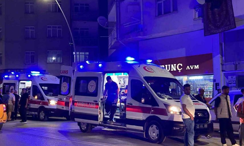 Elazığ'da üç aracın karıştığı trafik kazasında iki kişi yaralandı