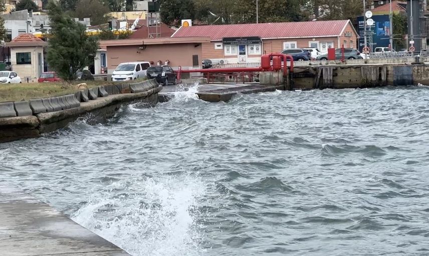 Sarıyer'de etkili rüzgar denizde dalgalara neden oldu