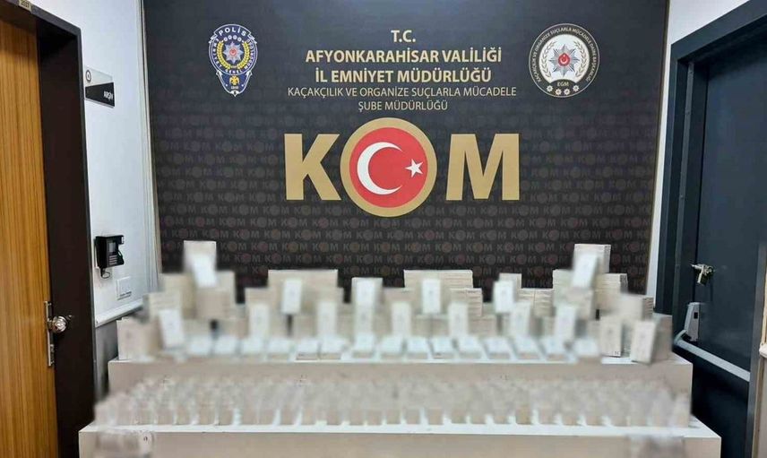 Afyonkarahisar'da polis kaçak cep telefonu aksesuarlarına el koydu