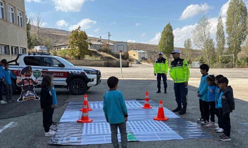 Bayburt'ta çocuklara trafik güvenliği dersleri verildi