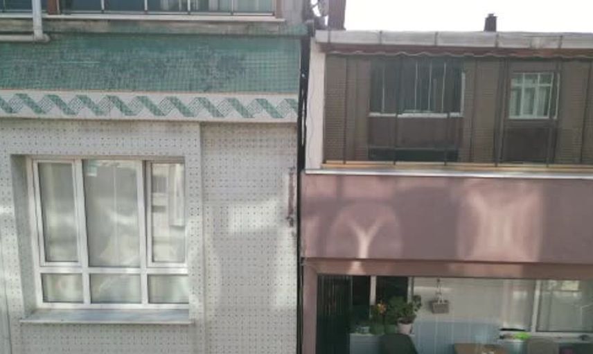 Sultangazi'de inşaat temeli yan binayı etkiledi