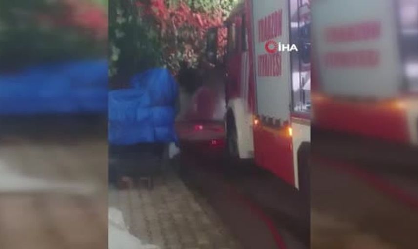 Trabzon'da park halindeki elektrikli otomobil alev alev yandı
