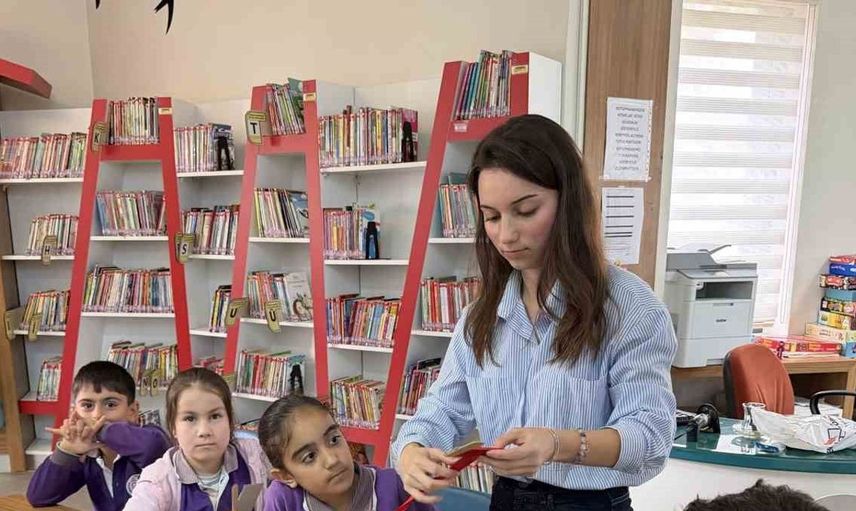 Cumhuriyet Bayramı coşkusu, miniklerin kütüphanede buluşmasında yaşandı