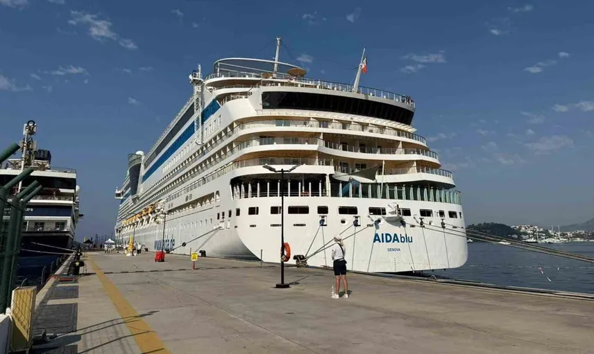 Bodrum limanı kruvaziyerlerle doldu: İki lüks gemi bir arada