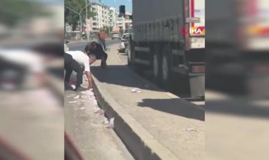 İzmir'de trafik durdu; paralar yola saçıldı