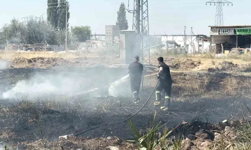 Aksaray'da kuru ot yangını: Bir dönüm alan kül oldu
