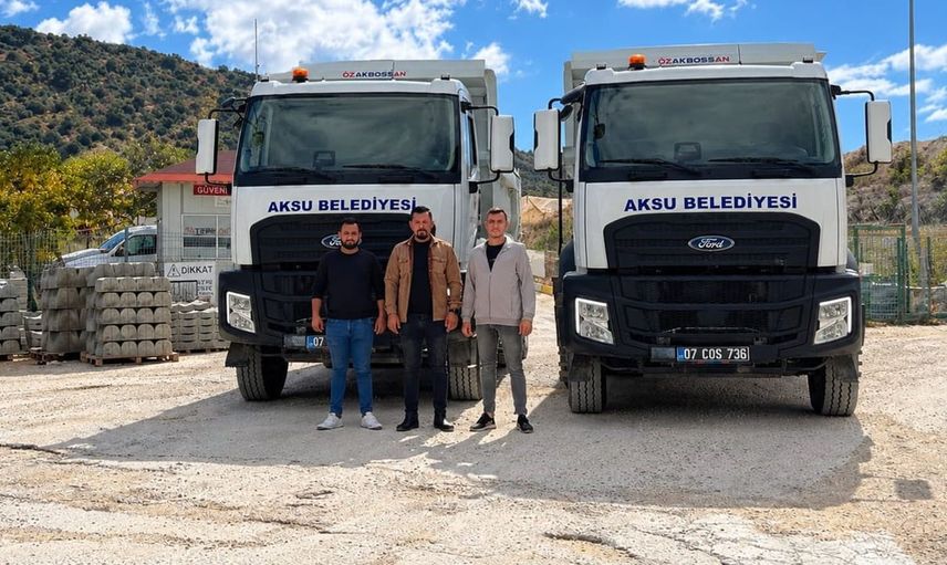 Aksu Belediyesi, Elmalı’ya destek için iki kamyon gönderdi