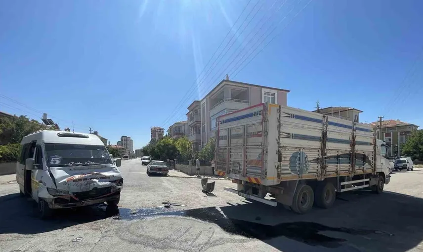 Karaman'da minibüs-kamyon kazasında iki kişi yaralandı