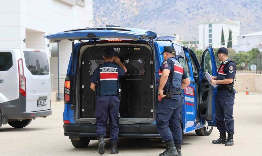 Kozan'da 'yağma' suçundan aranan firariler jandarma operasyonu ile yakalandı