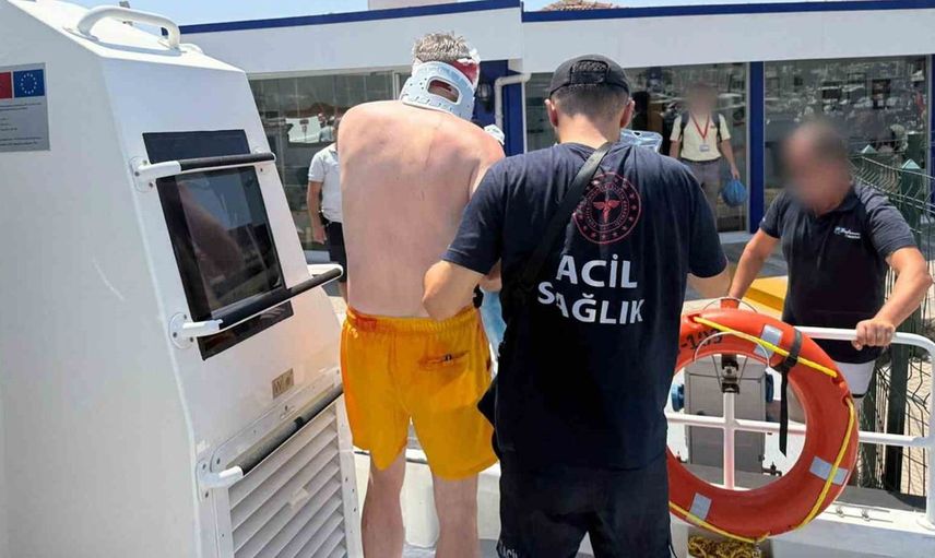 Bodrum açıklarında gezi teknesinde yaralanan vatandaşın kurtarılması