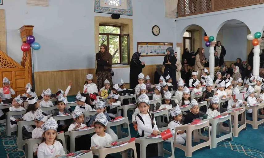 Oltu'da minik kalplerden geleneksel amin alayı yürüyüşü