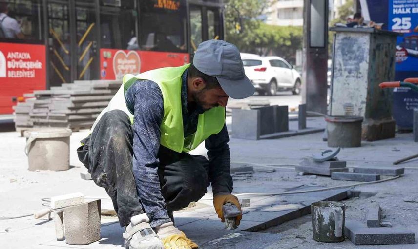 Antalya bulvarları modernize oluyor: Güvenli ve estetik yaşam alanları yaratılıyor