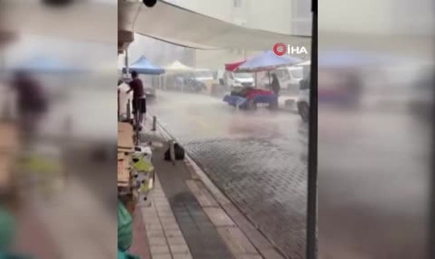 Karacabey'de sağanak yağış yolları göle çevirdi
