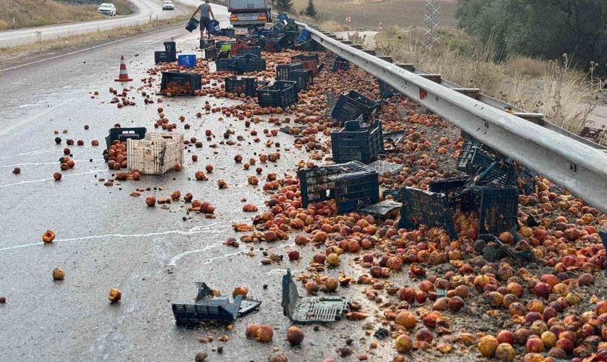 Polatlı'da tır kazası: Yola saçılan şeftaliler trafiği durdurdu