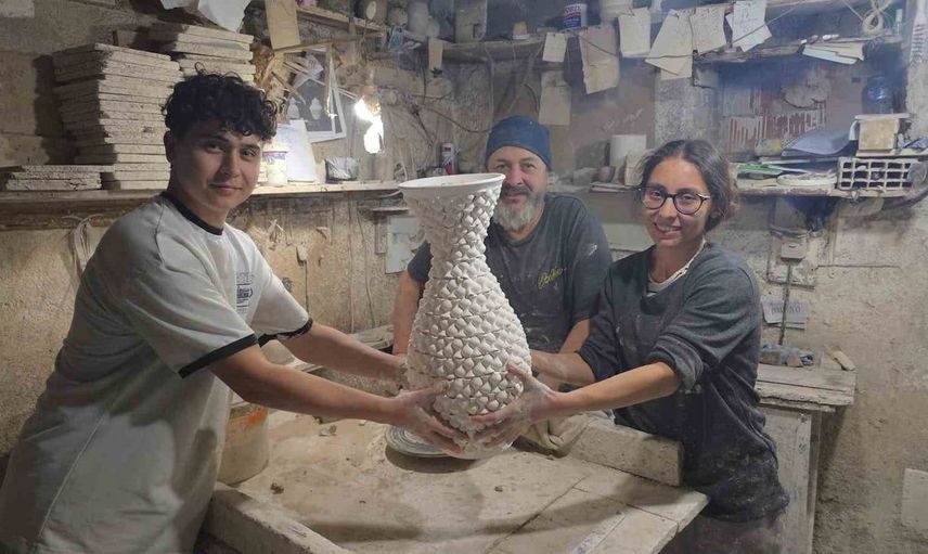 Kütahya'da çini ustası baba-oğulun 6 ay süren büyük vazosu ilgi topladı