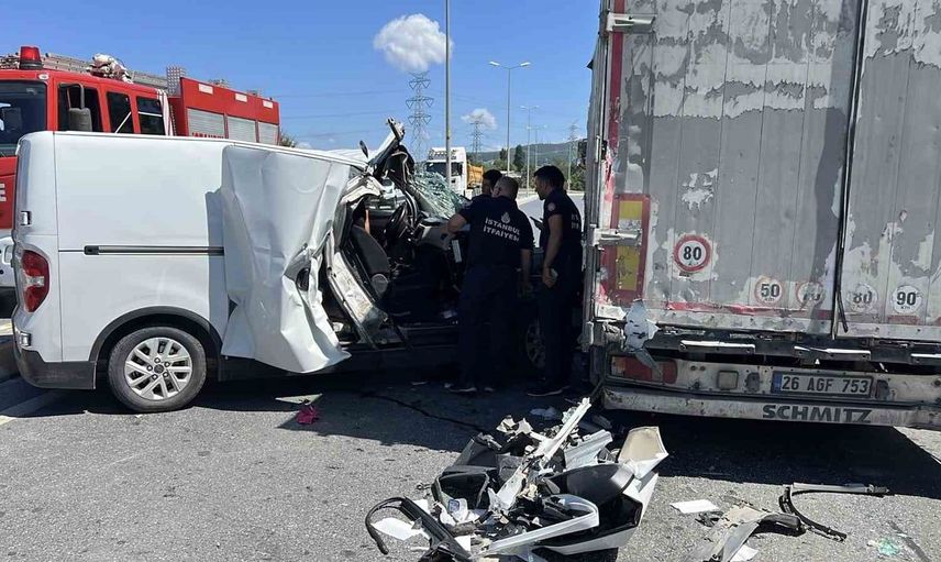 Sancaktepe’de park halindeki tıra çarpan araçta 2 kişi yaralandı