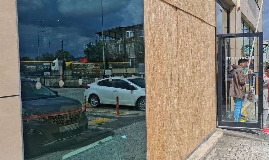Çekmeköy'de alışveriş merkezi otoparkında kaza: Araç kafeye daldı ama kimse yaralanmadı